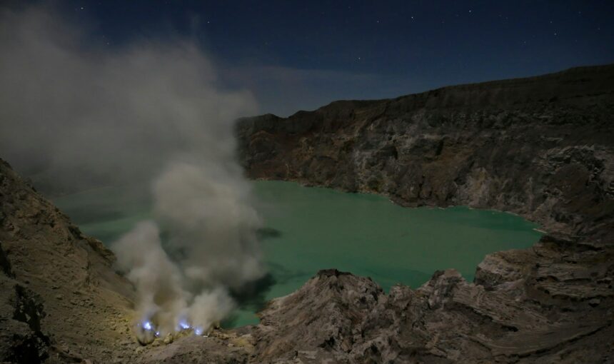 Ijen crater trek equipment you should bring